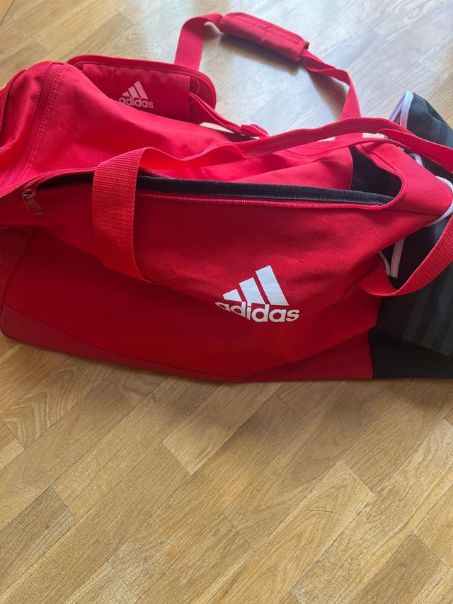 Bolso deportivo Adidas rojo y negro