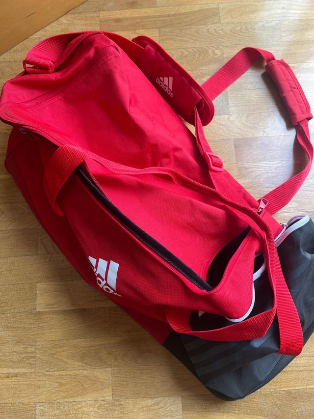 Bolso deportivo Adidas rojo y negro
