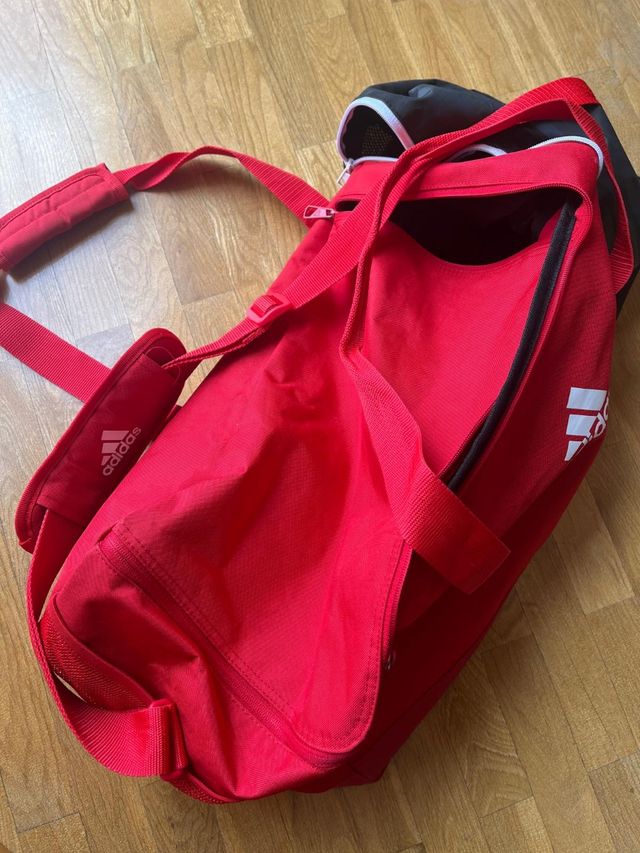 Bolso deportivo Adidas rojo y negro