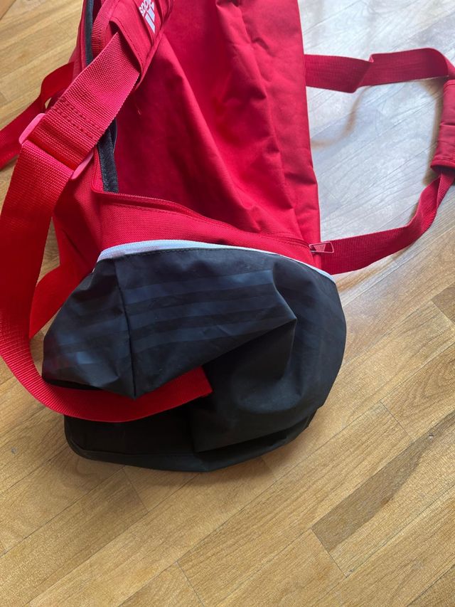Bolso deportivo Adidas rojo y negro
