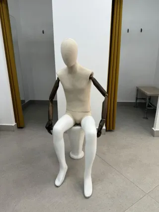 Maniquí hombre sentado beige/blanco