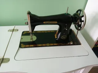 Máquina de coser con mesa