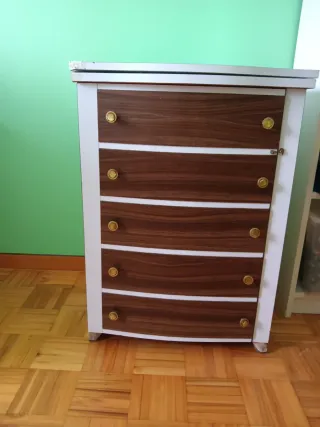 Máquina de coser con mesa