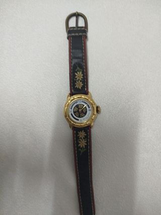 Reloj de pulsera dorado con flores