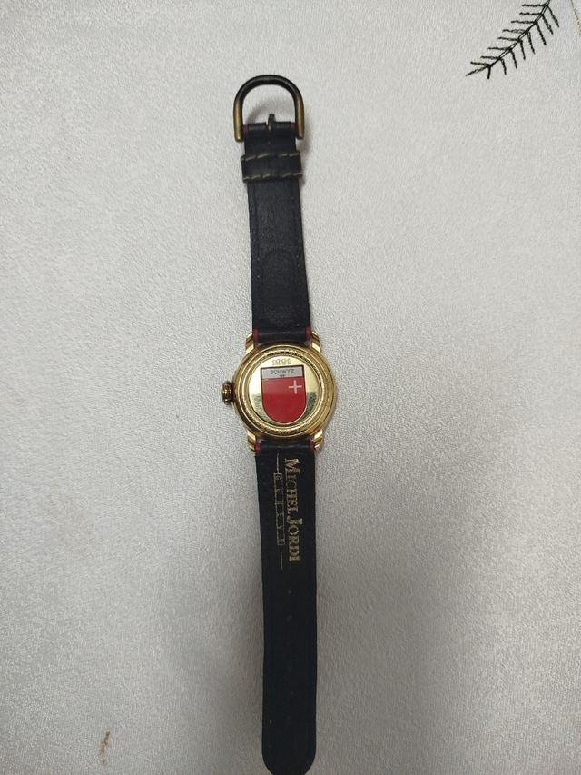 Reloj de pulsera dorado con flores
