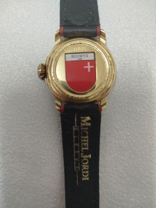 Reloj de pulsera dorado con flores