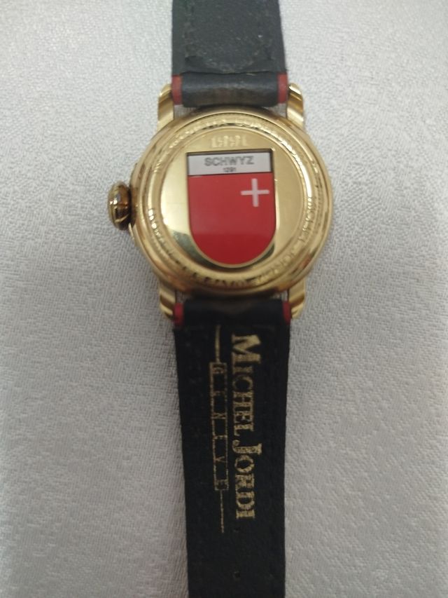 Reloj de pulsera dorado con flores