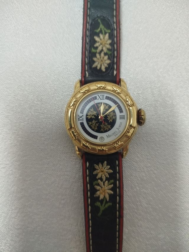 Reloj de pulsera dorado con flores