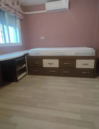 Habitación juvenil con cama y escritorio