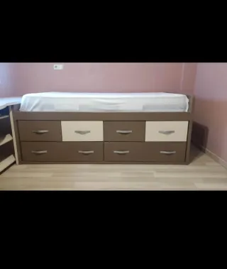 Habitación juvenil con cama y escritorio