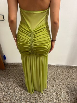 Vestido largo verde con abertura