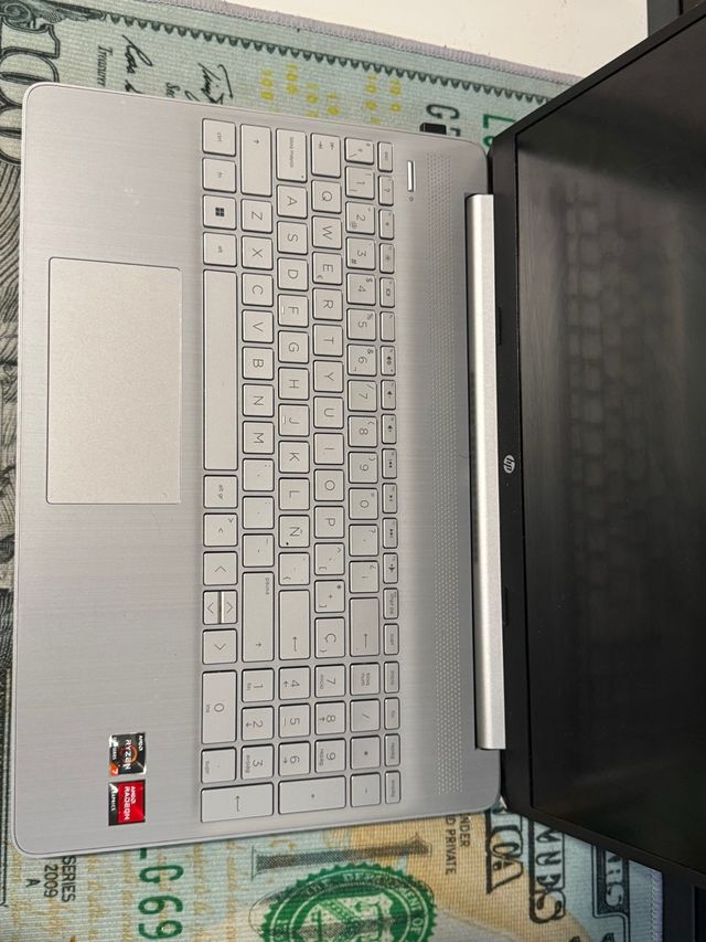 HP Ryzen 7 Laptop con Ratón Logitech