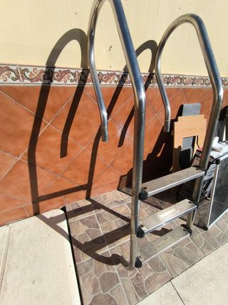 Escalera de piscina metálica