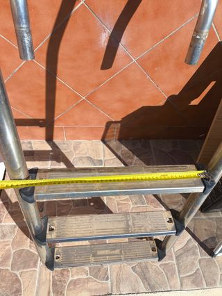 Escalera de piscina metálica