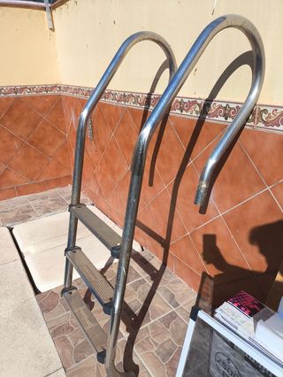 Escalera de piscina metálica