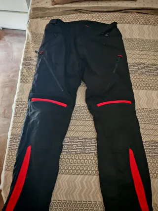 Pantalón de moto negro y rojo