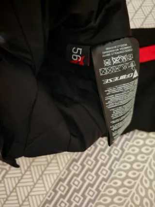 Pantalón de moto negro y rojo