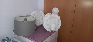 Lámparas de techo grises y blancas