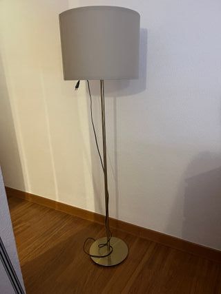 Lámpara de pie beige y dorada