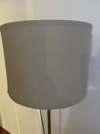 Lámpara de pie beige y dorada