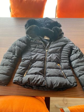 Chaqueta Negra con Capucha y Pelo