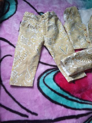 Traje elegante 3 piezas niño beige/dorado