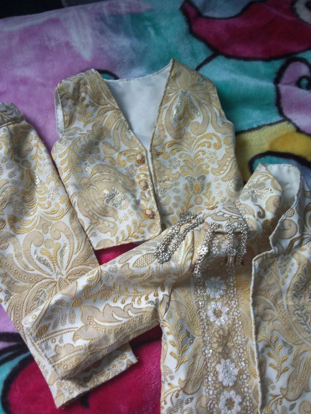 Elegante terno de menino de 3 peças bege/dourado