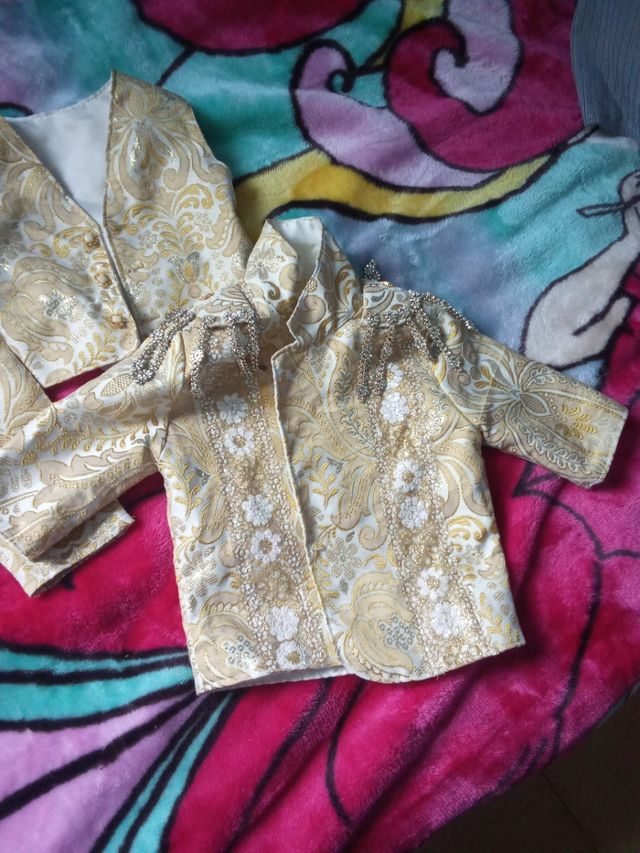 Elegante terno de menino de 3 peças bege/dourado