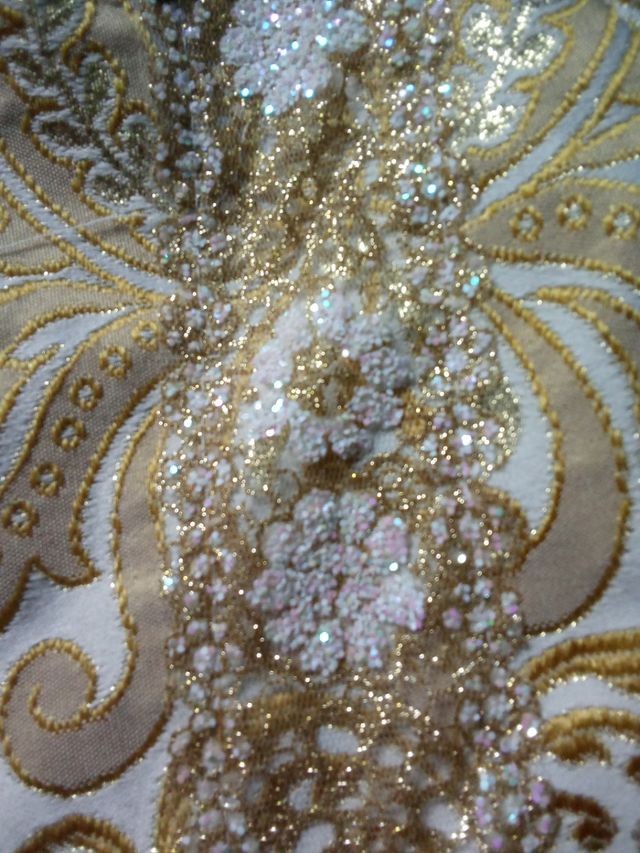 Elegante terno de menino de 3 peças bege/dourado