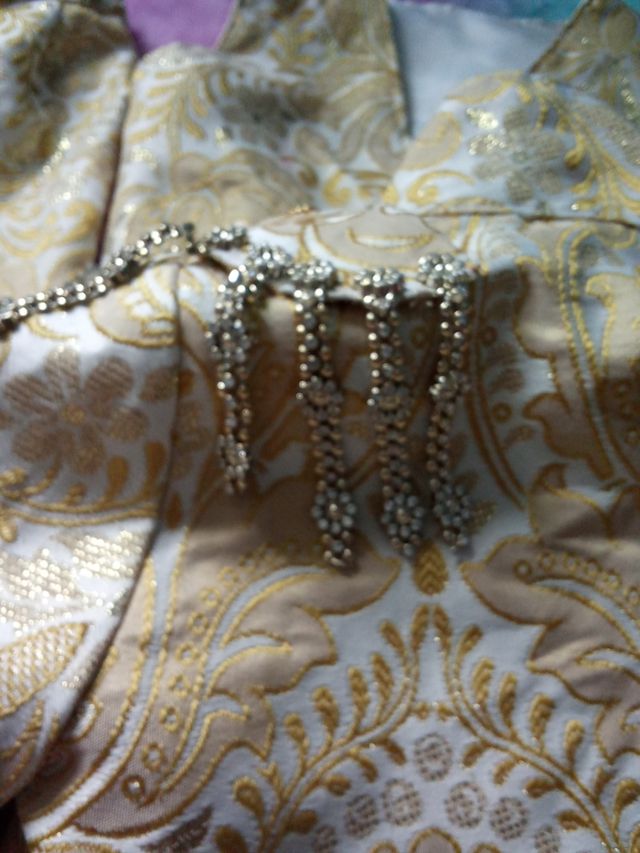 Elegante terno de menino de 3 peças bege/dourado