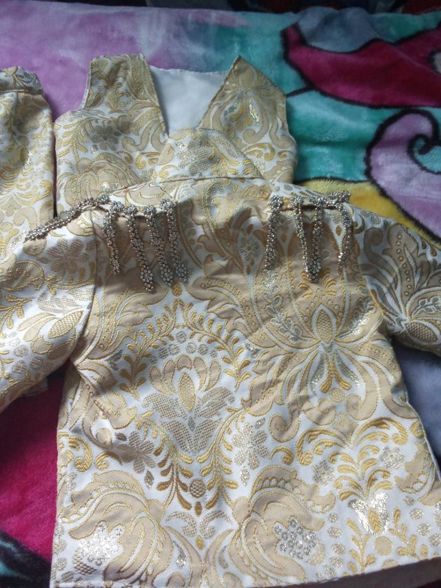 Elegante terno de menino de 3 peças bege/dourado