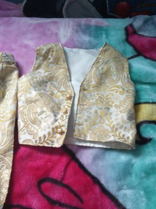 Traje elegante 3 piezas niño beige/dorado