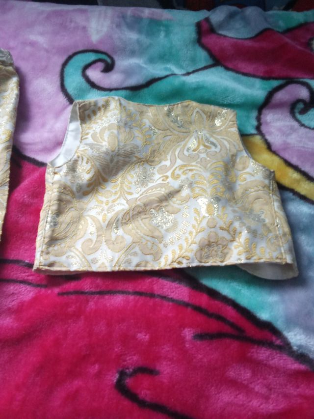 Elegante terno de menino de 3 peças bege/dourado