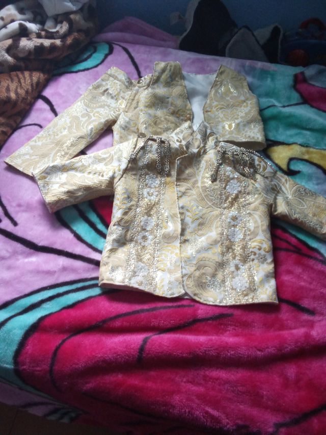 Elegante terno de menino de 3 peças bege/dourado