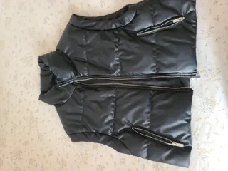 Chaleco negro acolchado con cremallera