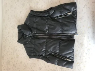 Chaleco negro acolchado con cremallera