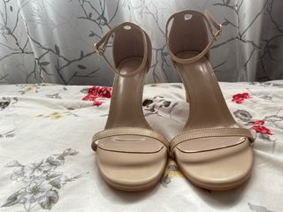 Zapatos de tacón beige