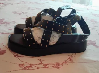 Sandalias negras con tachuelas
