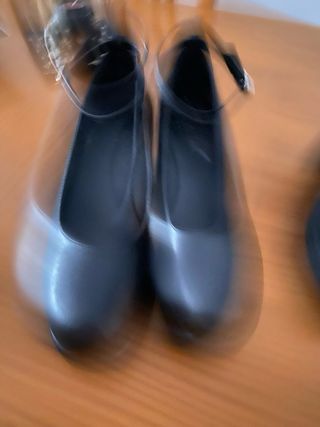 Zapatos negros de plataforma con correo tobillo