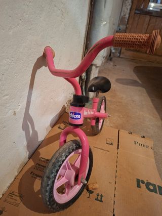 Bicicleta rosa sin pedales Chicco
