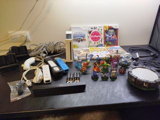 Nintendo Wii + 6 juegos + 14 figuras Skylanders