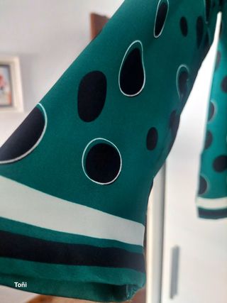 Camisa verde con lunares negros