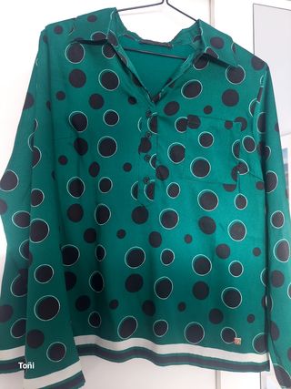 Camisa verde con lunares negros