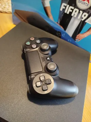 PS4 (PlayStation 4) 