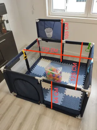 Parque infantil con suelo de esterilla y 100 bolas