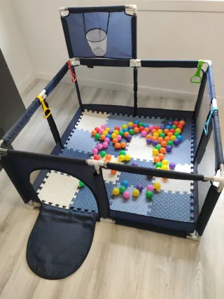 Parque infantil con suelo de esterilla y 100 bolas