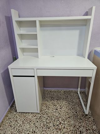 Escritorio blanco con estantería