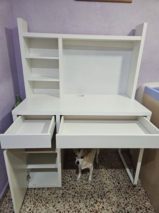 Escritorio blanco con estantería