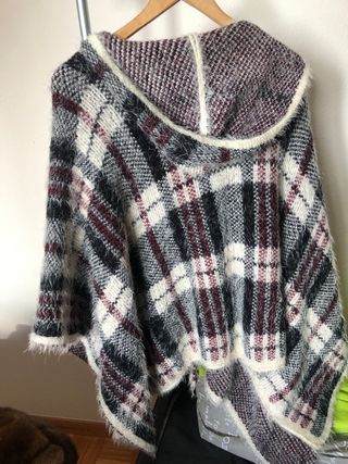 Poncho de lana a cuadros con capucha