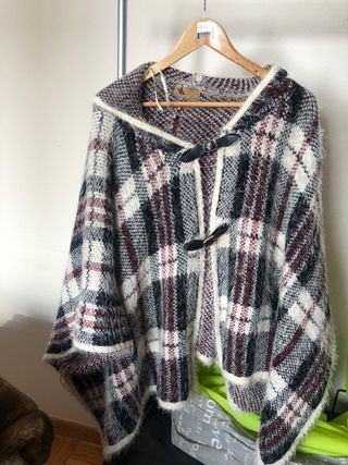 Poncho de lana a cuadros con capucha